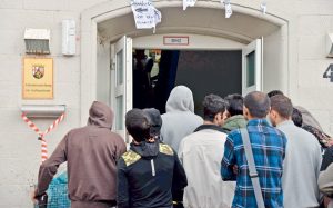 Ουρά προσφύγων έξω από την υπηρεσία ασύλου στην Τριρ της Γερμανίας