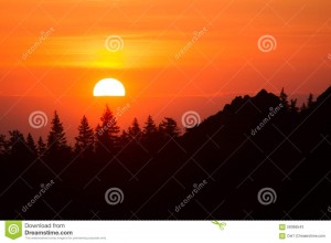 Ο ηλιακός δίσκος αυξάνεται στον ορίζοντα