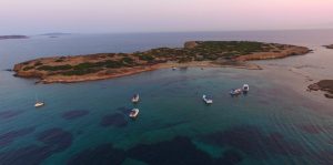 Το νησάκι Υδρούσα στην Βούλα